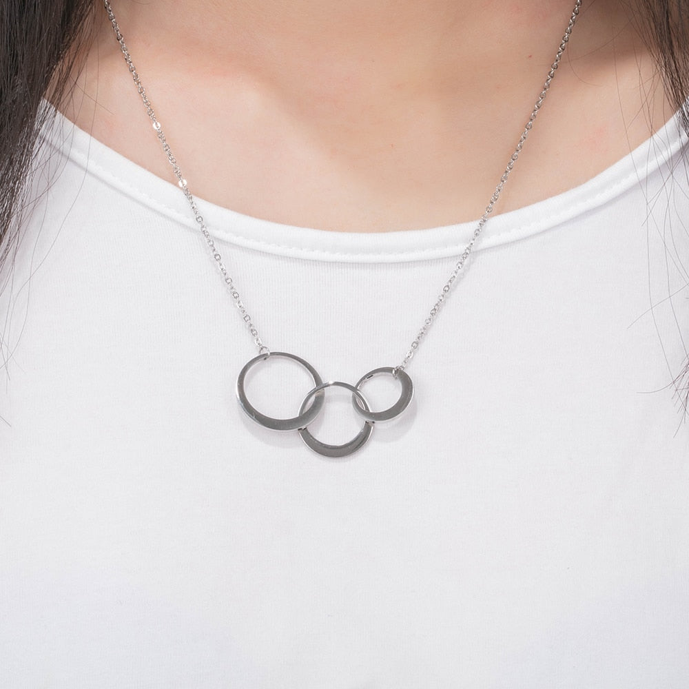 Engraved Family Circle Necklace,Personalized Family Interlocked Circle Necklace